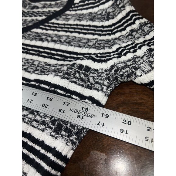 Croft Barrow Women's Size L Pullover Long Sleeve V Neck Knit Sweater Black White - Picture 7 of 7